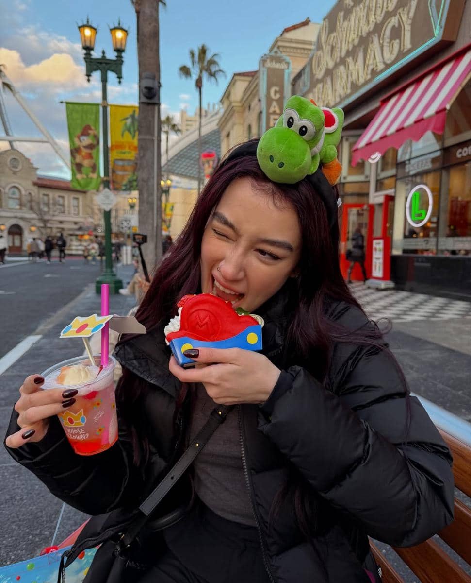 Natasha Ryder kencan di Universal Studio Jepang