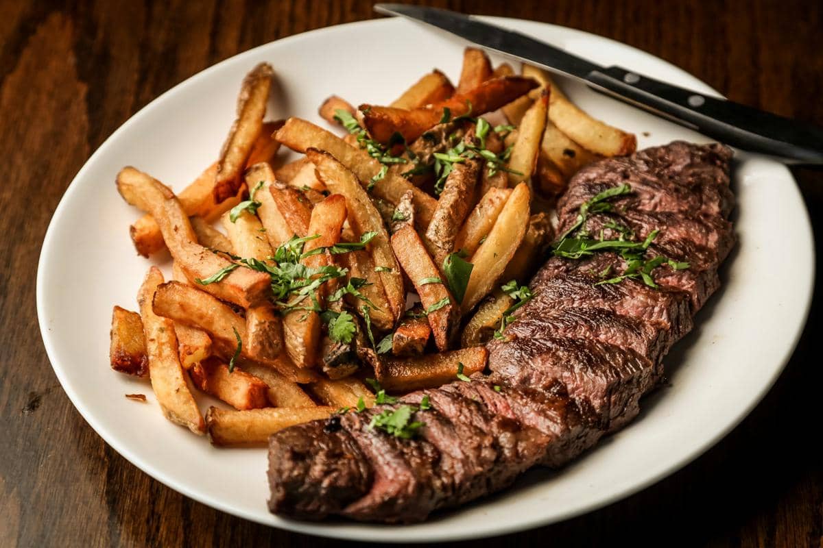 Resep Steak Frites, Steak Juicy dengan Kentang Goreng Crispy
