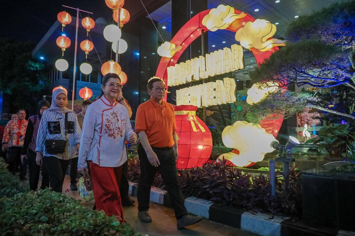 Gubernur DKI Jakarta Pramono Anung dan Wakil Gubernur Rano Karno menghadiri Festival Imlek Jakarta 2026 di kawasan Bundaran Hotel Indonesia pada Jumat (13/2/2026) malam. (Website/jakarta.go.id)
