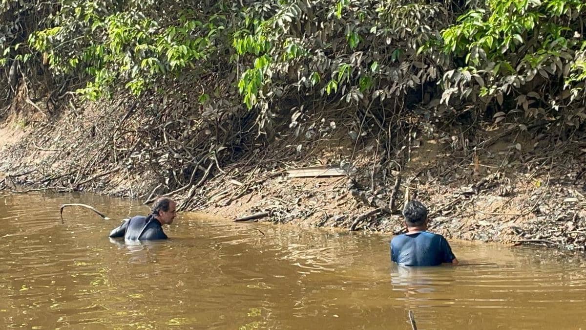 Proses pengambilan sampel kerang air tawar. (Dok: Periset)