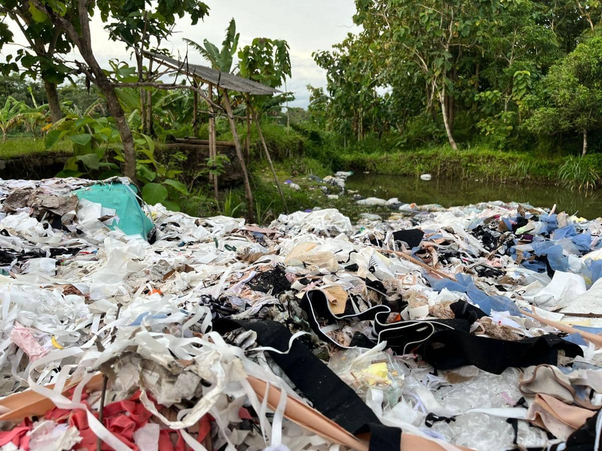 Lahan bekas galian pasir di Seloharjo, Pundong, Bantul dijadikan tempat pembuangan sampah ilegal.