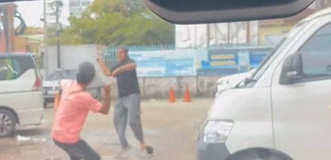 Aksi kriminalitas jalanan, melibatkan pertikaian bersenjata tajam terjadi di Palembang, Jumat (13/2/2026) (Dok: Warga)