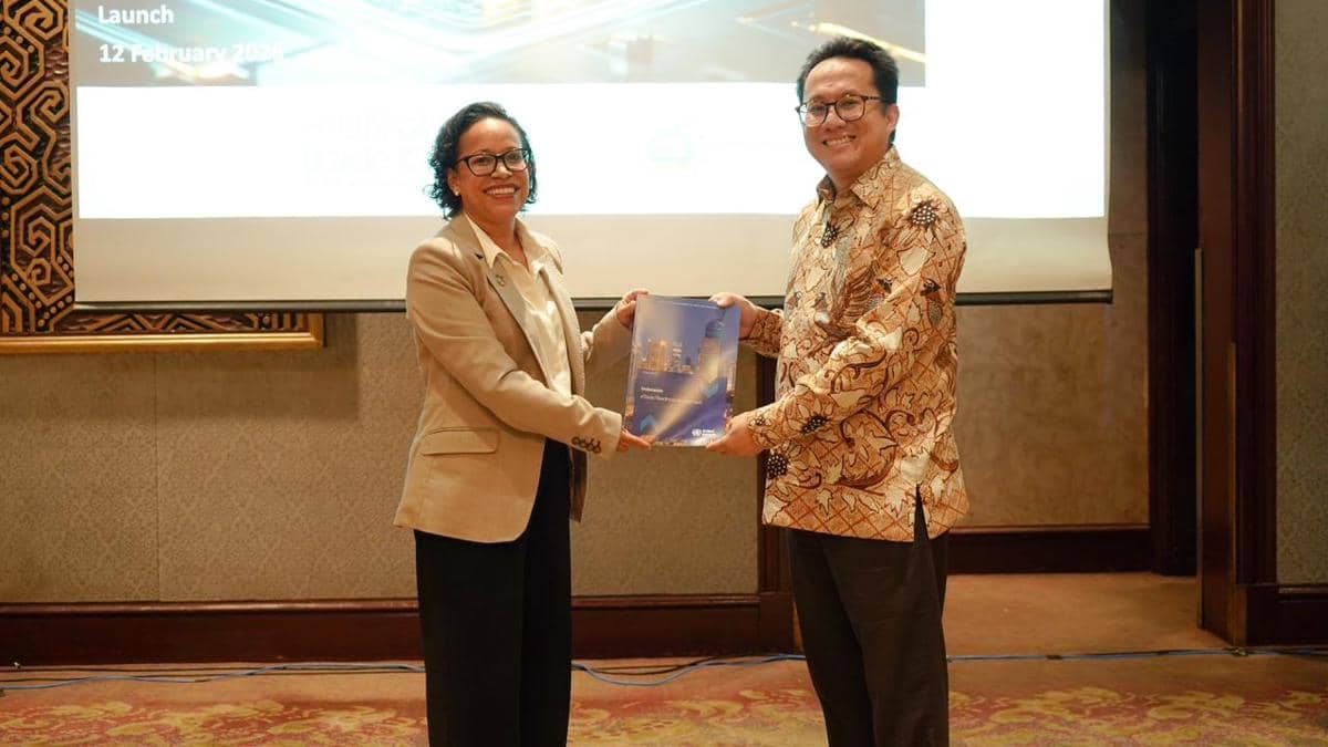 Serah terima Kajian Perdagangan Digital Indonesia oleh Martine Julsaint Kidane dari Badan PBB untuk Perdagangan dan Pembangunan (UNCTAD) kepada Dr. Ditya Agung Nurdianto, Direktur Perdagangan Internasional Kementerian Luar Negeri Republik Indonesia 