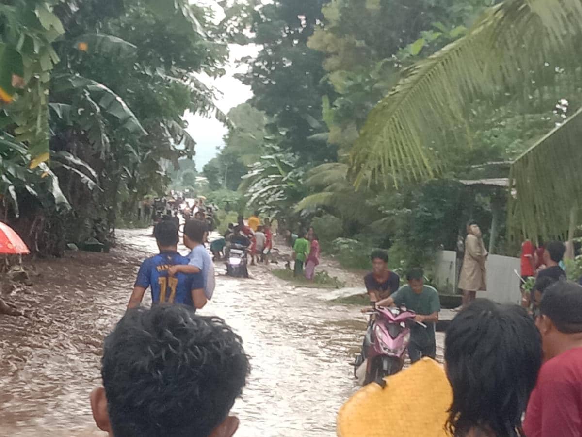 Banjir yang menerjang tiga kecamatan di Kabupaten Bima.