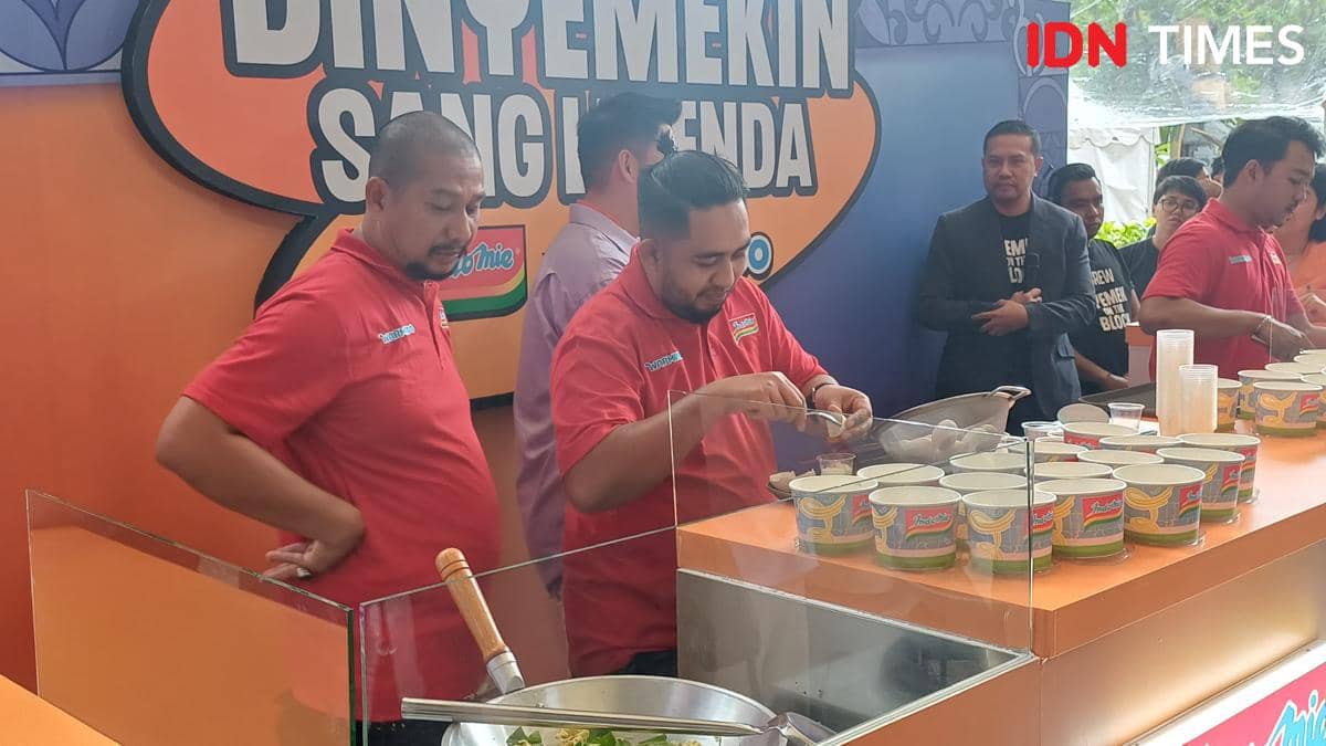 Potret memasak Indomie Mi Nyemek di Indomie Nyemek on The Block, Gandaria City, Jakarta Selatan