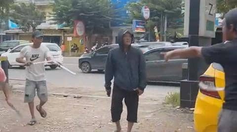Aksi kriminalitas jalanan, melibatkan pertikaian bersenjata tajam terjadi di Palembang, Jumat (13/2/2026) (Dok: Warga)
