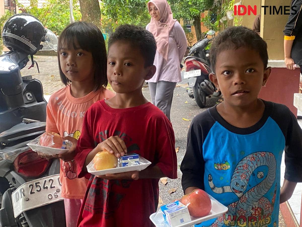 Siswa SDN 34 Ampenan menerima MBG.