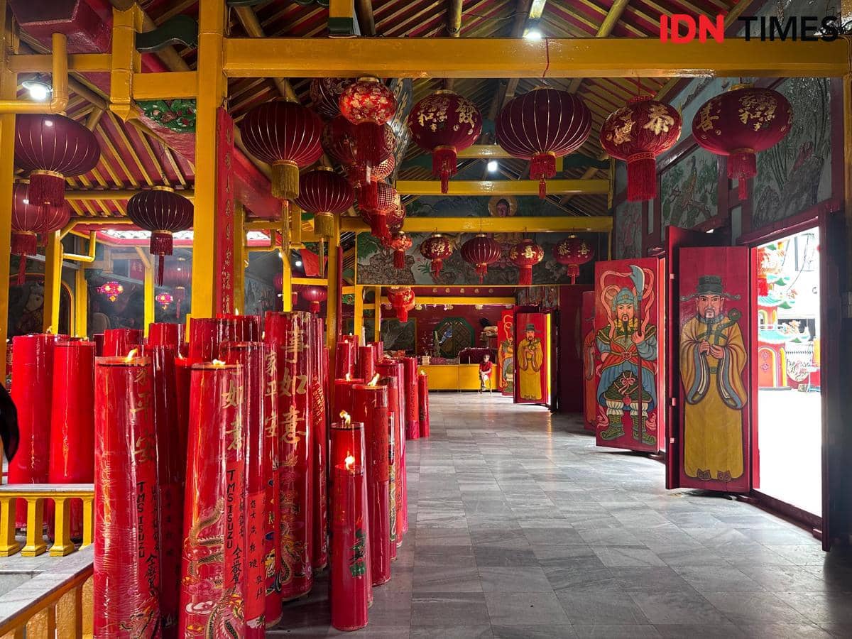 Vihara tertua di Pontianak lalukan tradisi bersih-bersih.