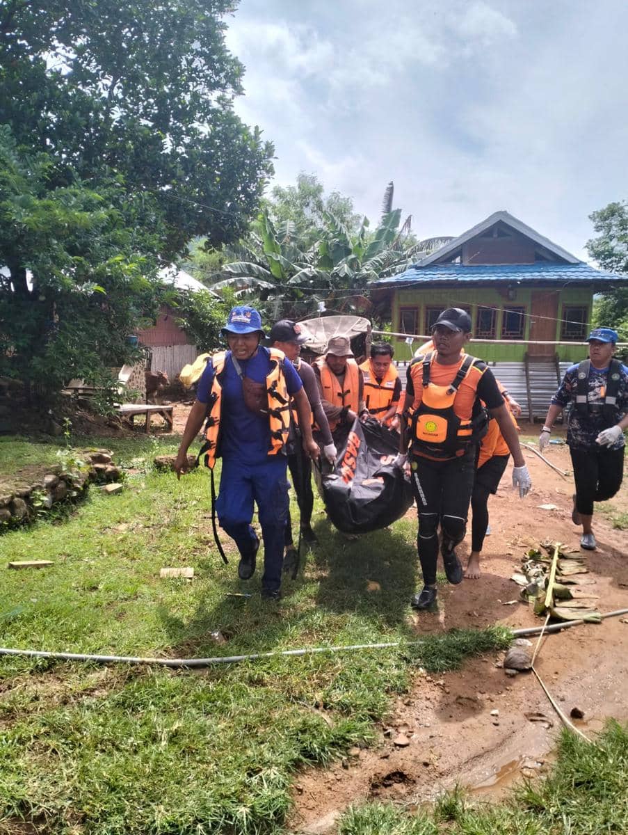 Tim SAR gabungan mengevaluasi jenazah petani yang tewas terseret banjir di Kabupaten Bima