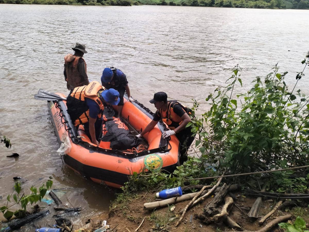 Proses evakuasi jenazah korban dari bendungan Sumi Bima.