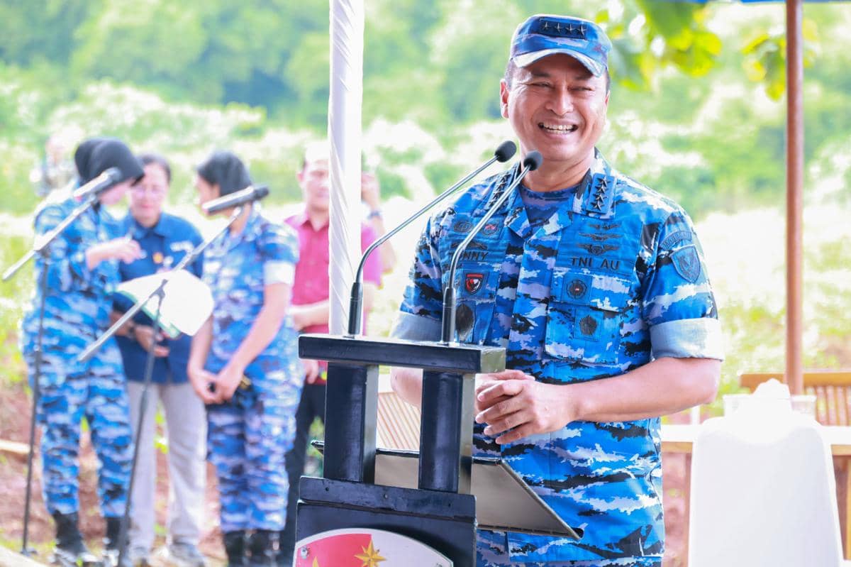 Kepala Staf TNI AU (KSAU), M Tonny Harjono panen padi di Lanud Halim Perdanakusuma. Jakarta Timur, Jumat (13/2/2026) (dok. Dispenau)