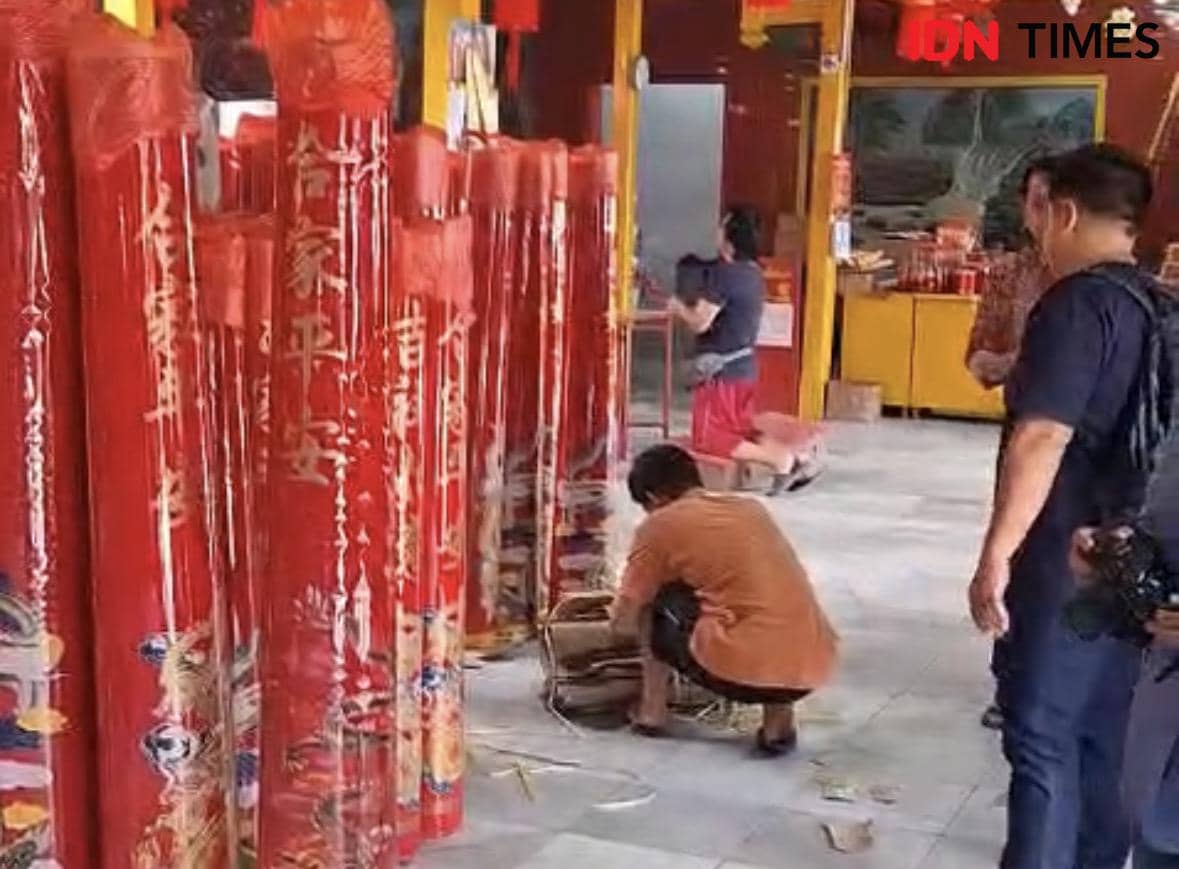 Warga dan pengurus vihara lakukan bersih-bersih.