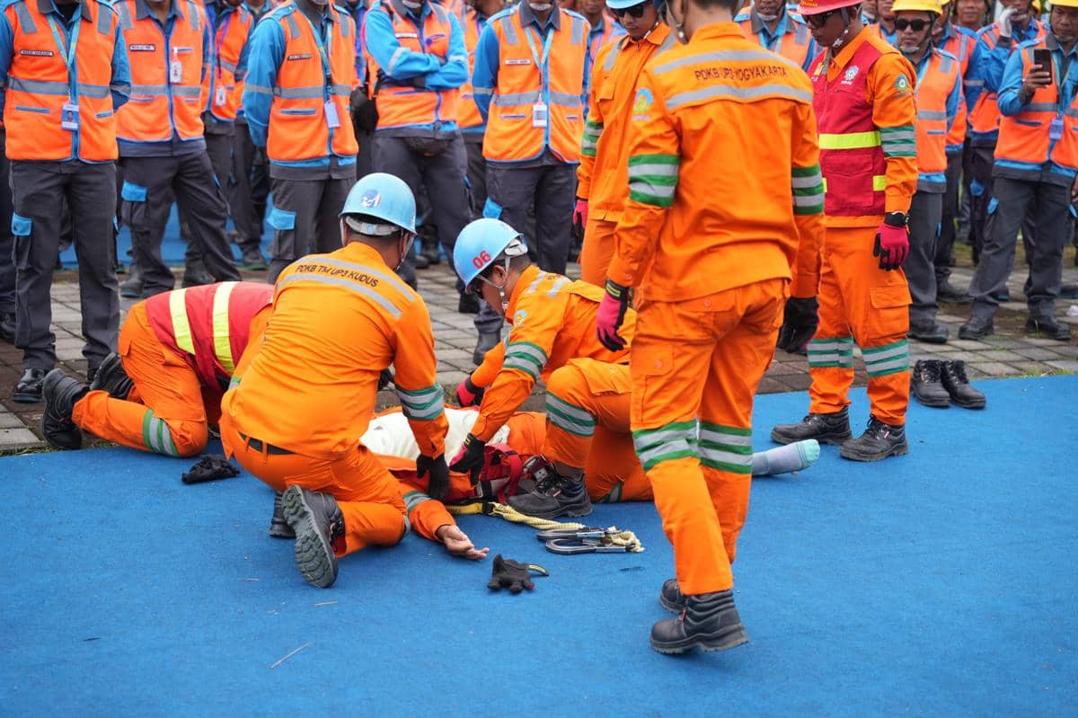 pln, petugas pln, bulan k3