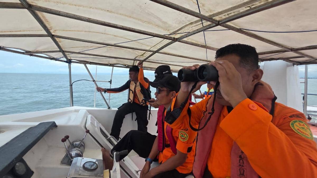 Operasi pencarian dan pertolongan seorang nelayan yang dilaporkan jatuh dari kapal di perairan Makassar ditutup, Sabtu (14/2/2026). (Dok. Basarnas Makassar)