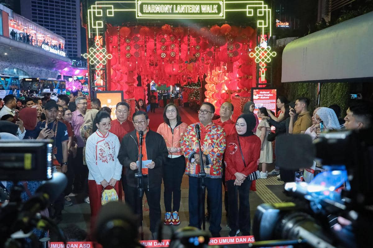 Gubernur DKI Jakarta Pramono Anung dan Wakil Gubernur Rano Karno menghadiri Festival Imlek Jakarta 2026 di kawasan Bundaran Hotel Indonesia pada Jumat (13/2/2026) malam. (Website/jakarta.go.id)