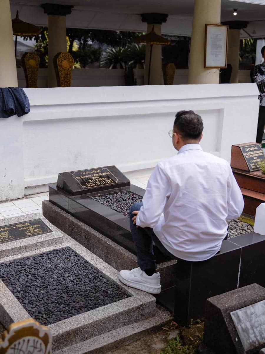  Raffi Ahmad Ziarah ke Makam Keluarga Jelang Ramadan (instagram.com/raffinagita1717)