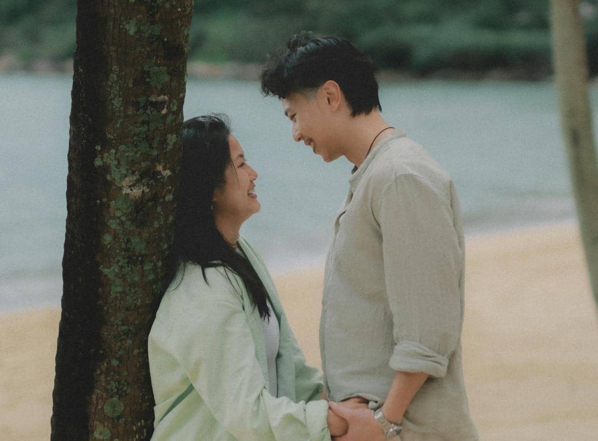 Potret pasangan sedang liburan