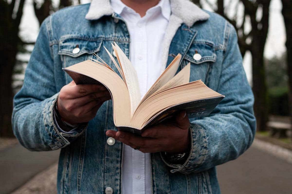 memegang buku