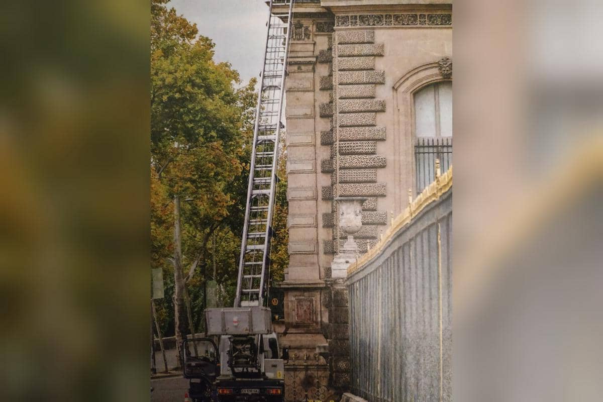 Truk tangga yang digunakan para pencuri untuk mengakses jendela Galeri Apollo di Museum Louvre.
