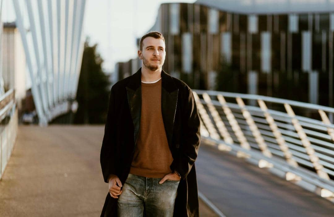 ilustrasi pria berjalan sendiri