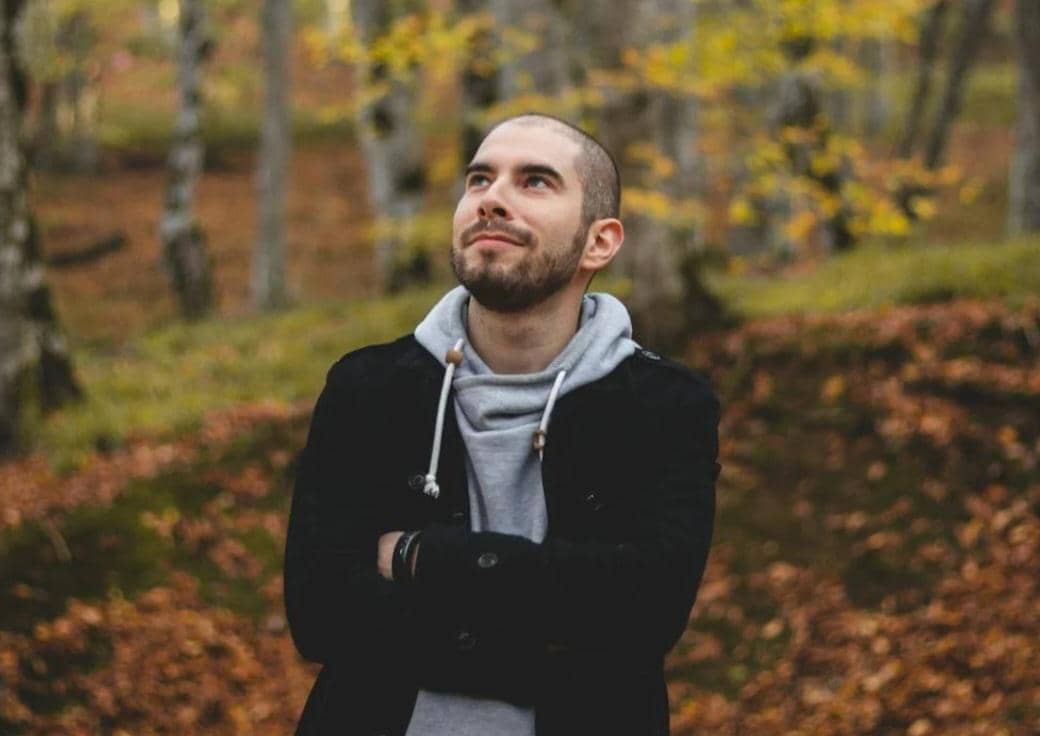 ilustrasi pria merenung