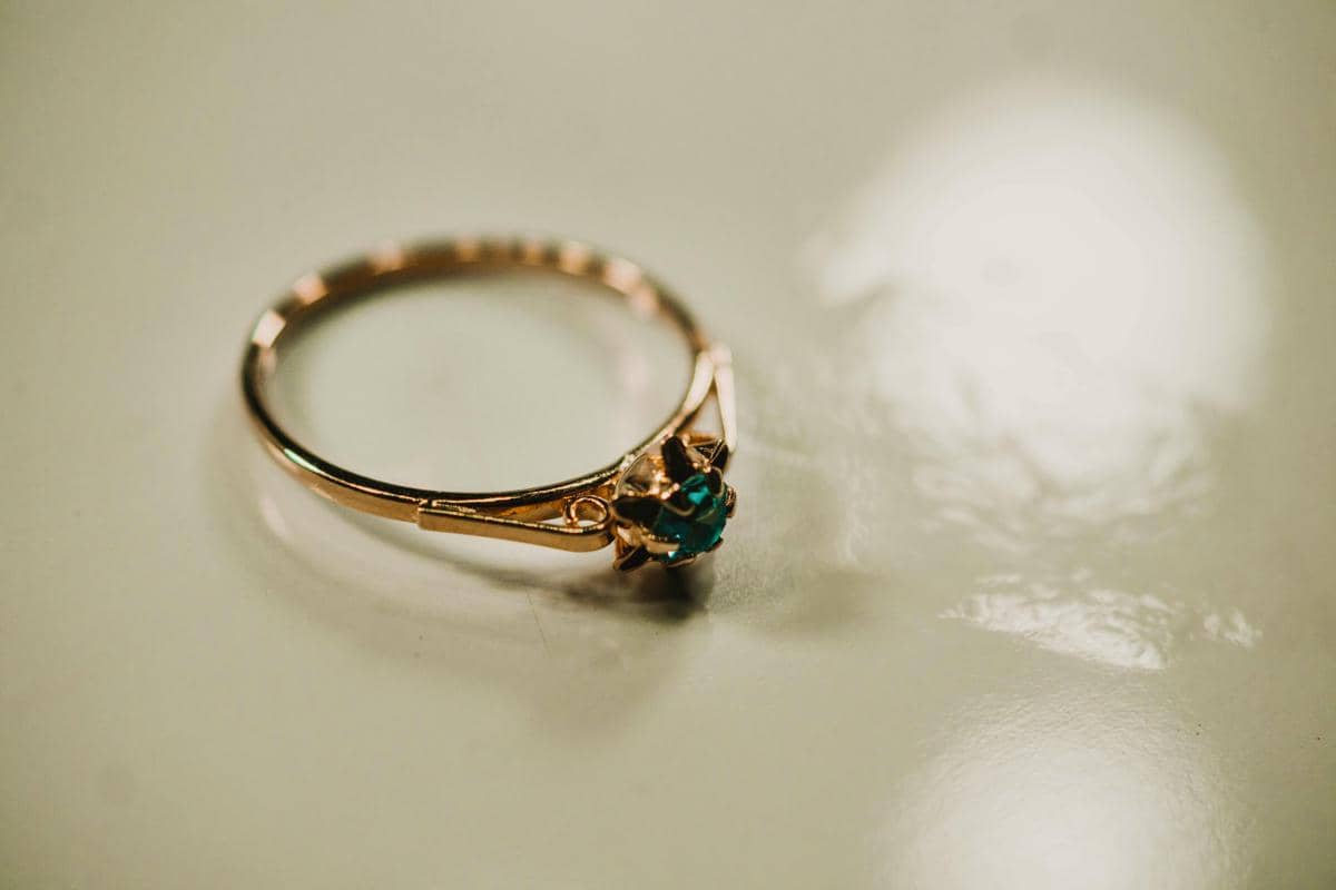 ilustrasi emas perhiasan