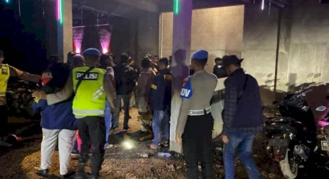 Suasana razia di Kafe Amazon Banyuasin pada Minggu dinihari.