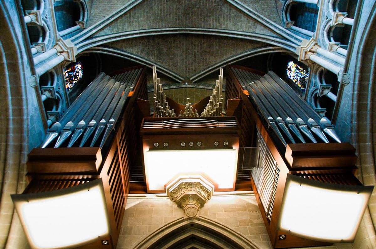 potret pipe organ dengan teknologi modern di dalam Katedral Lausanne