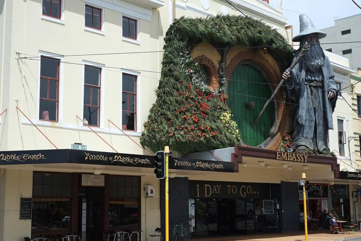 Patung Bagend dan Gandalf di atas Teater Embassy, ​​Wellington, sehari sebelum pemutaran perdana dunia The Hobbit