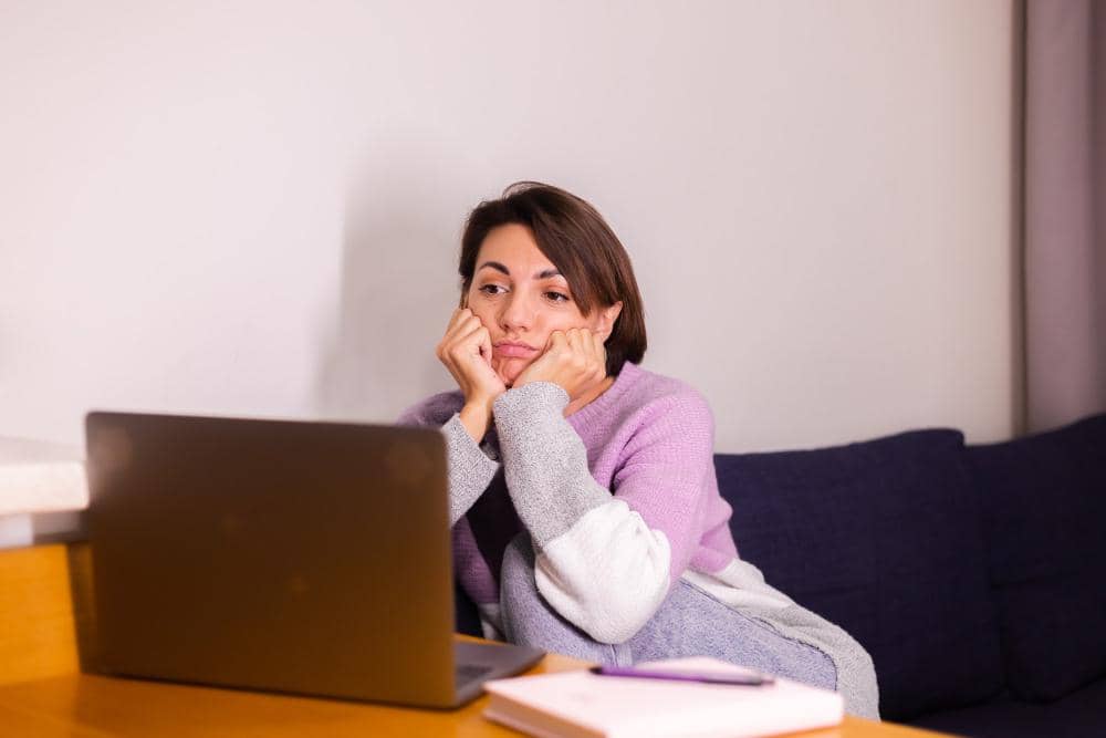 ilustrasi perempuan kecewa