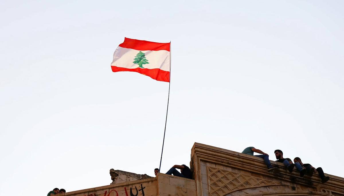 Bendera Lebanon sedang berkibar.