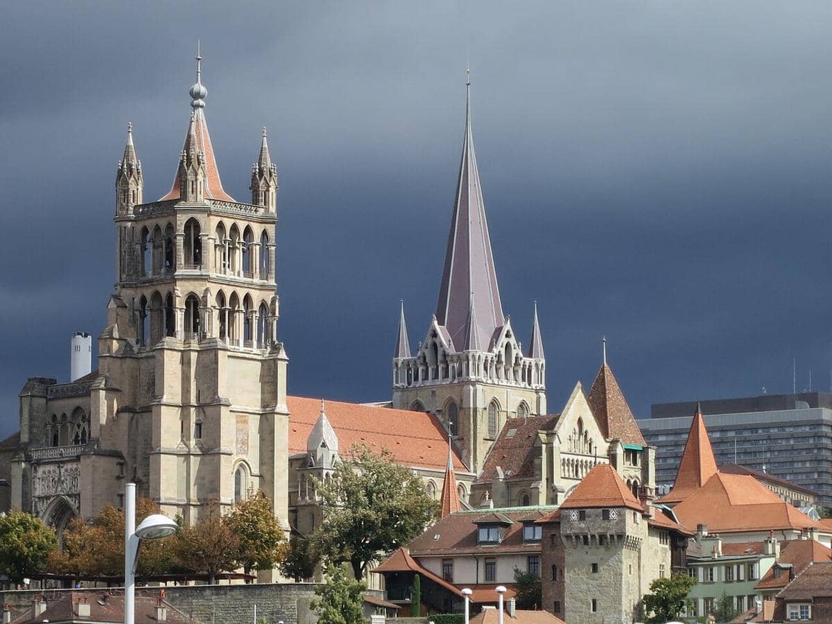secara tradisi Katedral Lausanne memiliki penjaga malam yang bertugas di menara loncengnya hingga hari ini 