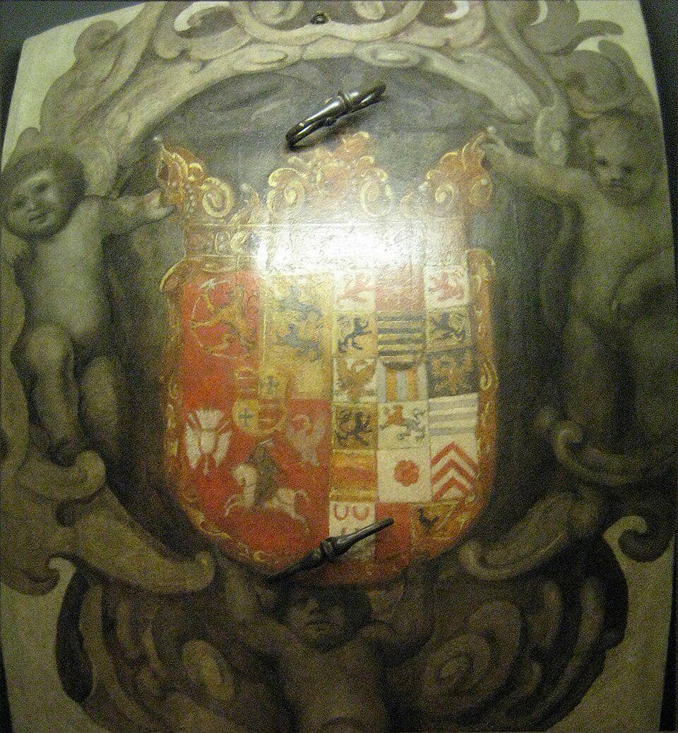 Fragmen dari Globe of Gottorf abad ke-17, khususnya pintu yang menampilkan lambang Kadipaten Holstein-Gottorp. Pintu tersebut saat ini dipamerkan di museum Kunstkamera di Saint Petersburg, Rusia. 