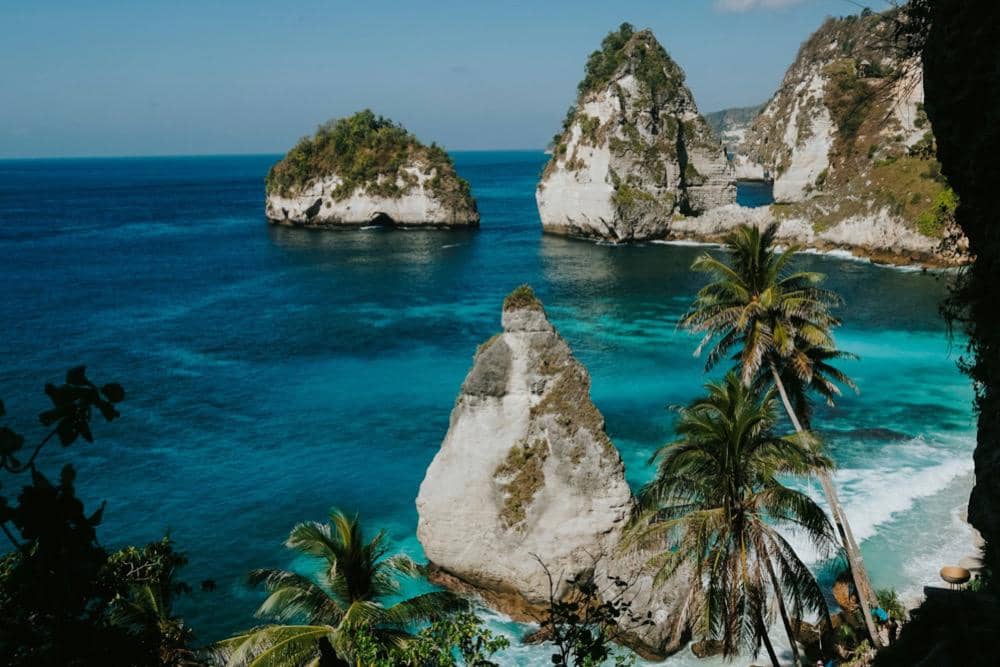 ilustrasi pemandangan pantai di Bali