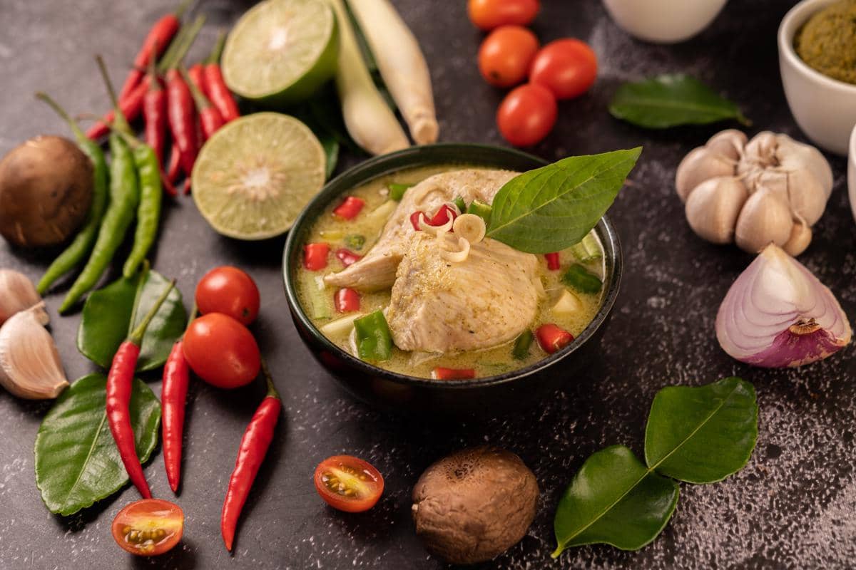 Ilustrasi semangkuk soto ayam dengan taburan koya.