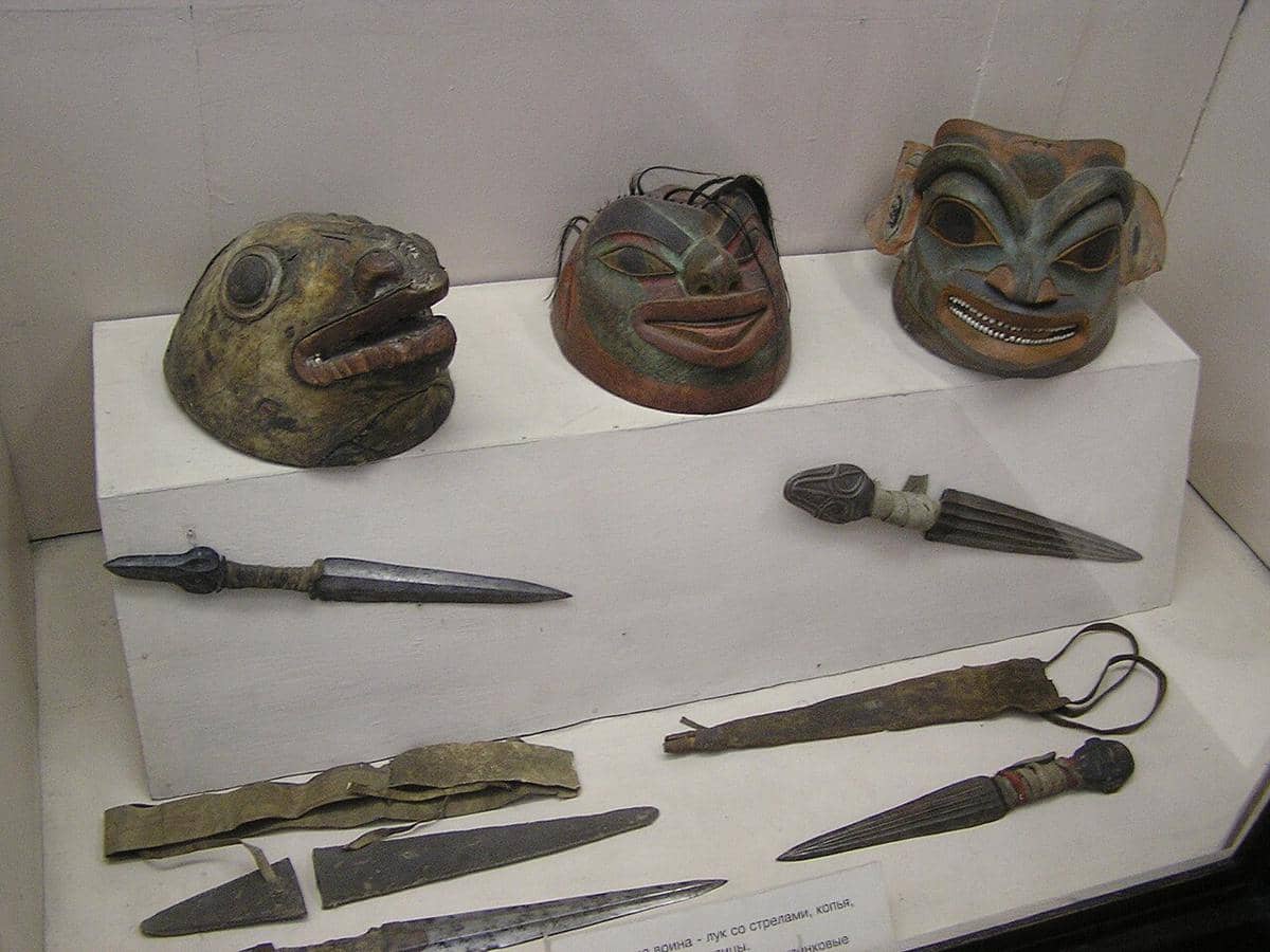 Salah satu koleksi di Kunstkamera yang menampilkan artefak budaya Tlingit, khususnya helm kayu ukir dan belati logam dari wilayah Pesisir Barat Laut Amerika Utara.