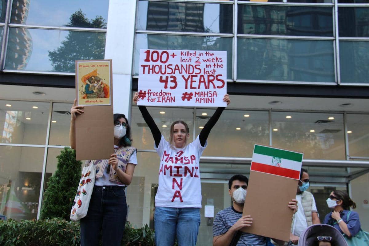 Orang-orang sedang berdemo.
