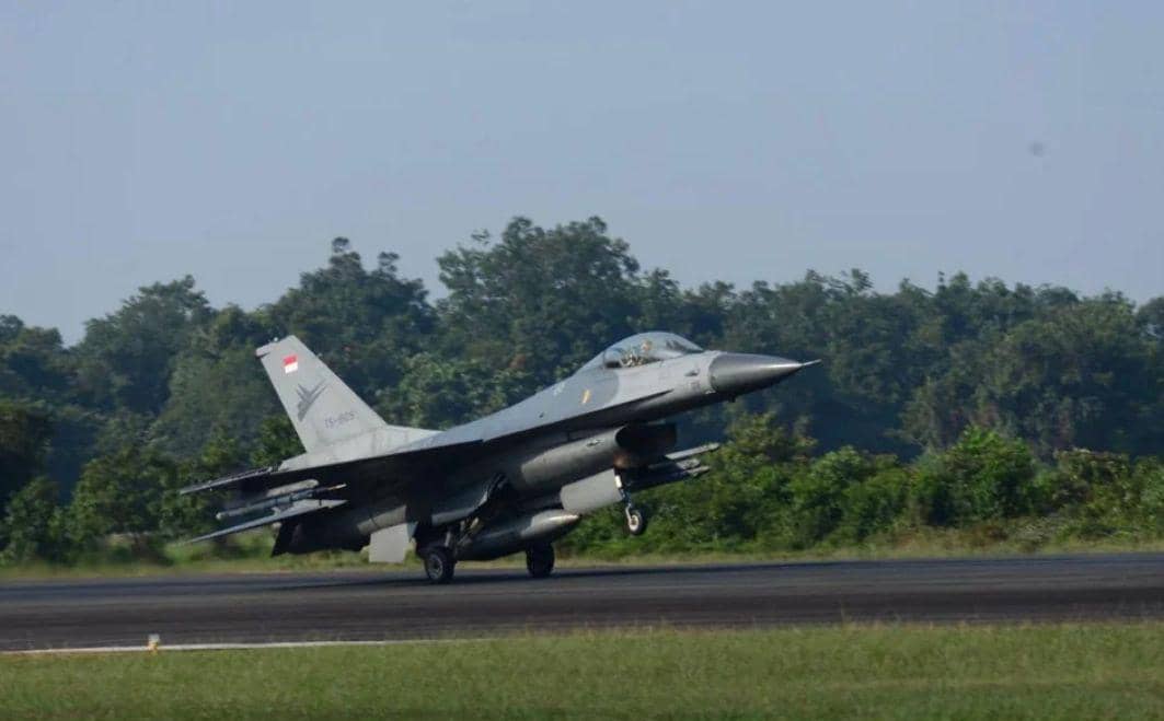 Pesawat F-16 saat hendak melaksanakan latihan