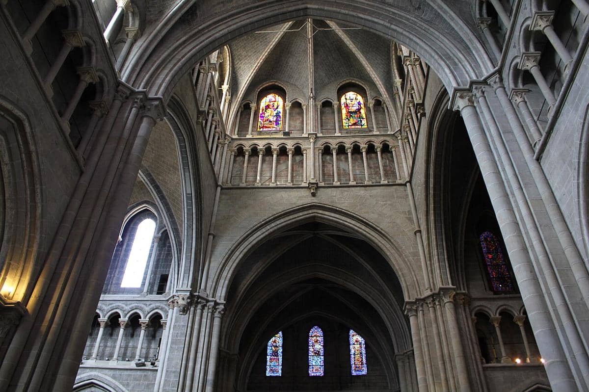 potret interior Katedral Lausanne yang megah