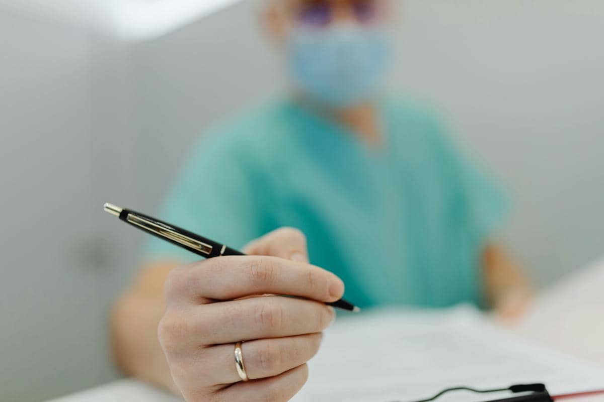 ilustrasi tenaga medis sedang mencatat