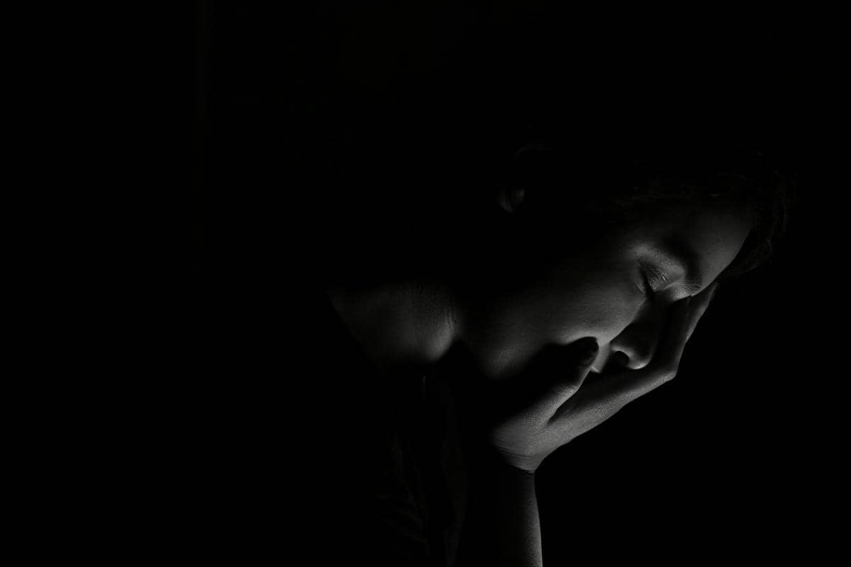 ilustrasi orang berada dalam kegelapan
