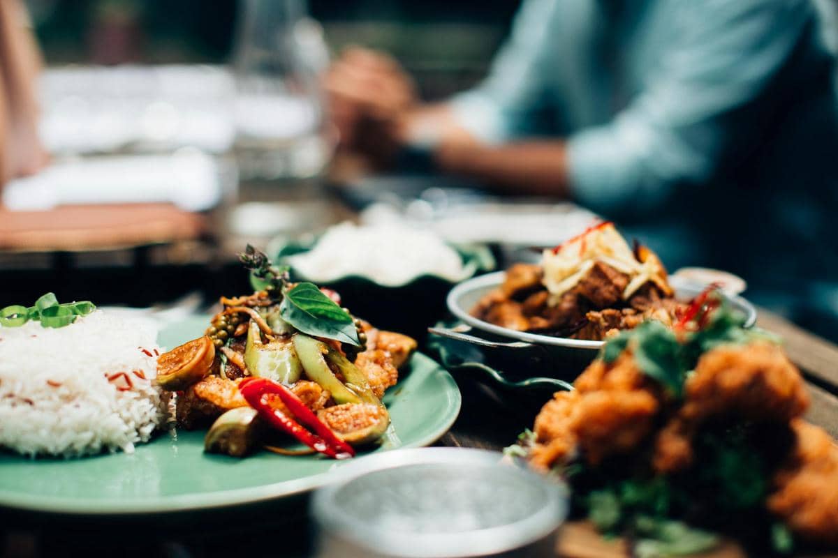 Ilustrasi makanan di meja makan.