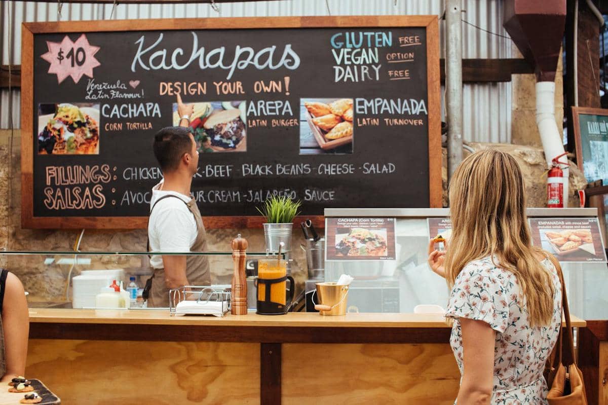 ilustrasi melayani pelanggan