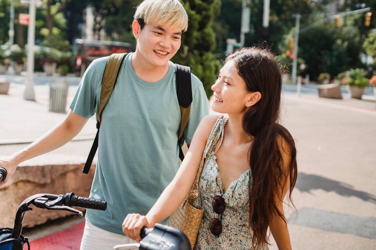 ilustrasi pasangan traveling