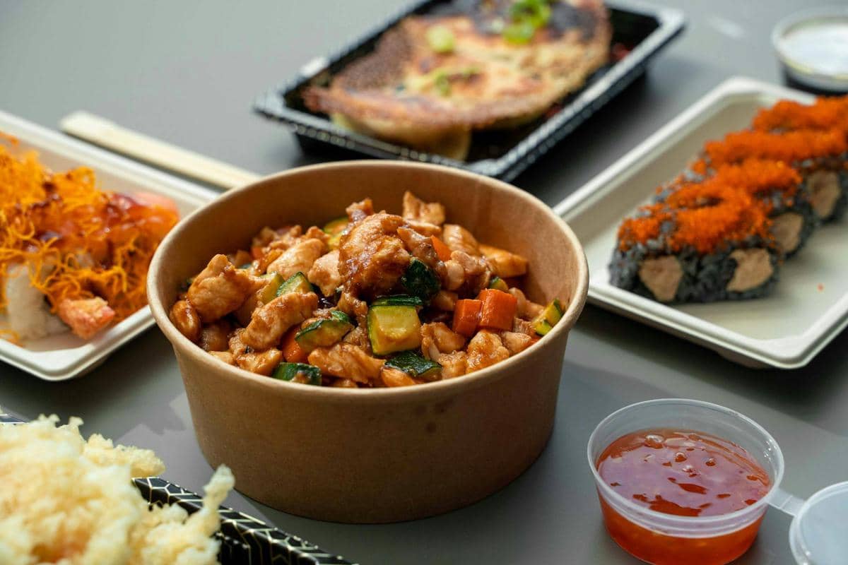 ilustrasi berbagai menu makanan di meja makan