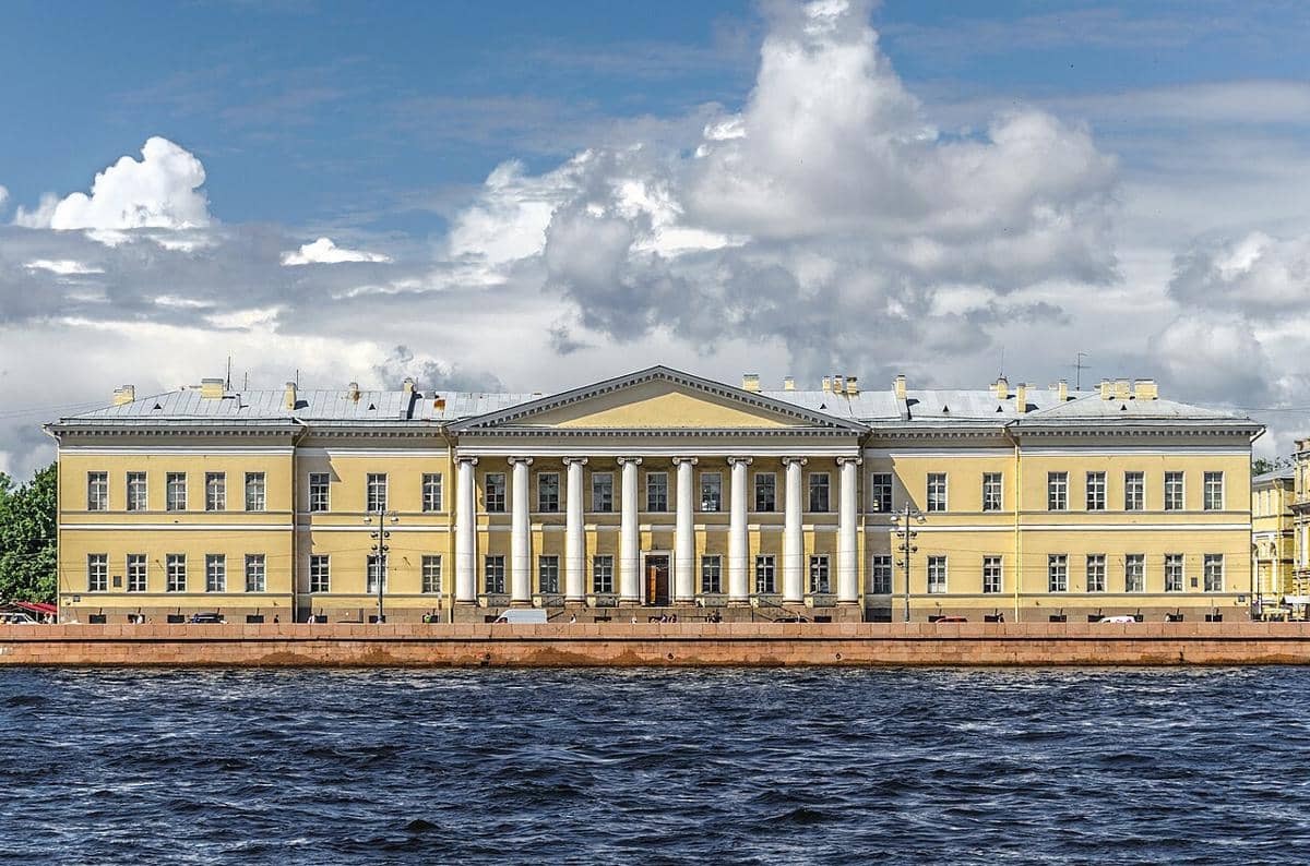 Gedung Akademi Ilmu Pengetahuan Rusia yang bersejarah di Saint Petersburg, bersebelahan dengan gedung Kunstkamera. 