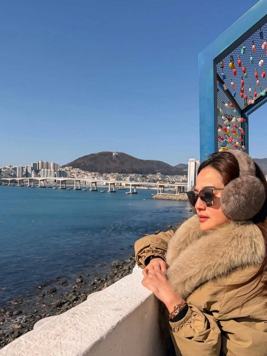 Citra Monica jalan-jalan di Busan