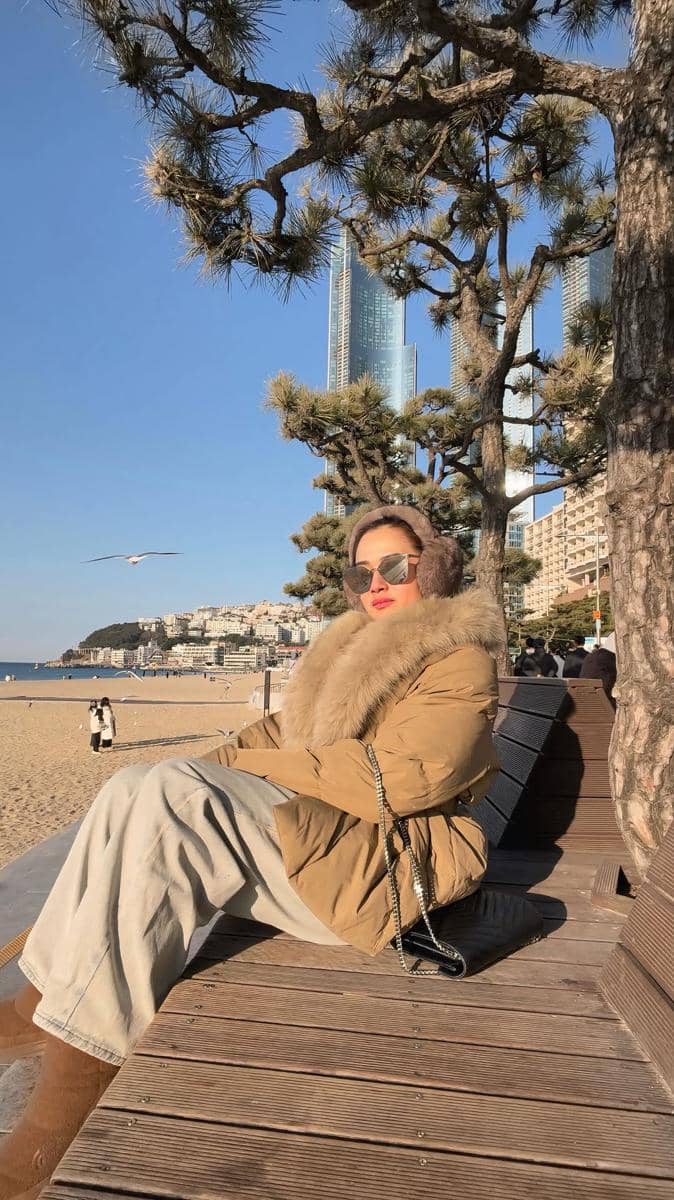 Citra Monica jalan-jalan di Busan