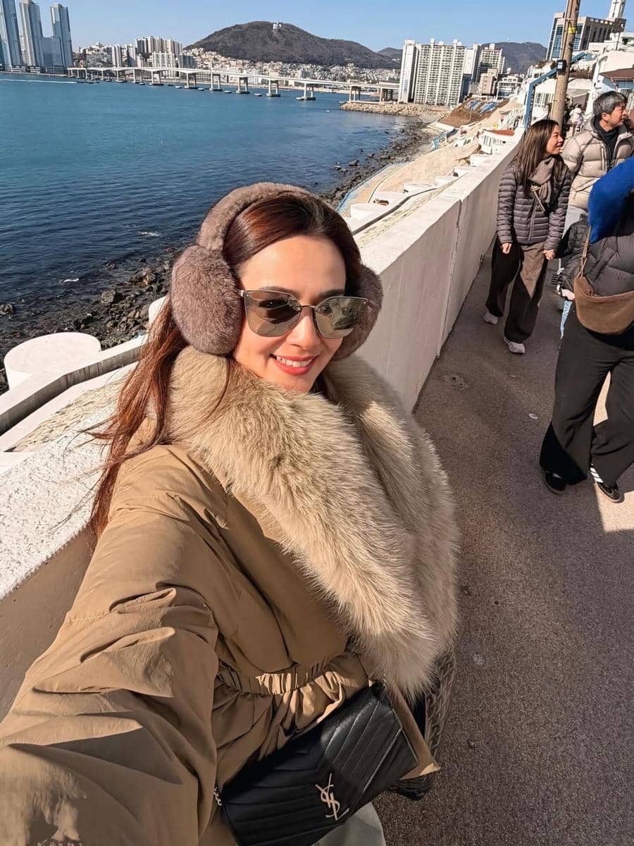 Citra Monica jalan-jalan di Busan