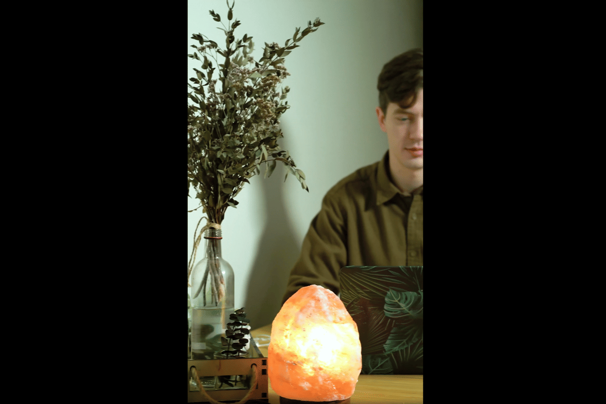 ilustrasi lampu garam Himalaya yang ditaruh di meja kantor